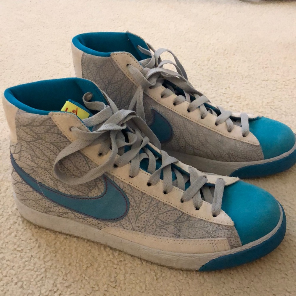 Nike high top sneakers, size 9